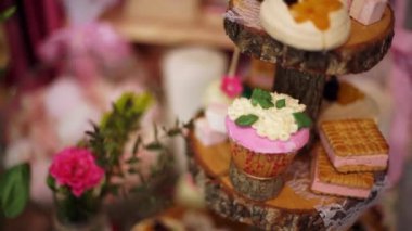 Cupcake tatlı pasta ahşap 2 taze çilek ile