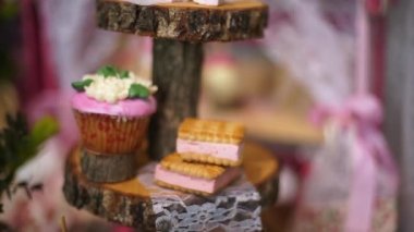 Beze tatlı pasta bir ahşap üzerine taze çilek ile