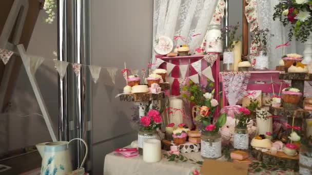 Bonbons blancs sur papier doré sur la barre chocolatée de mariage .