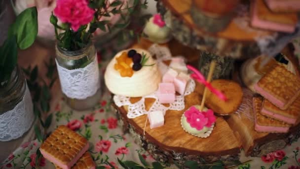Merengue pastel de postre con bayas frescas en una madera-3 — Vídeos de Stock