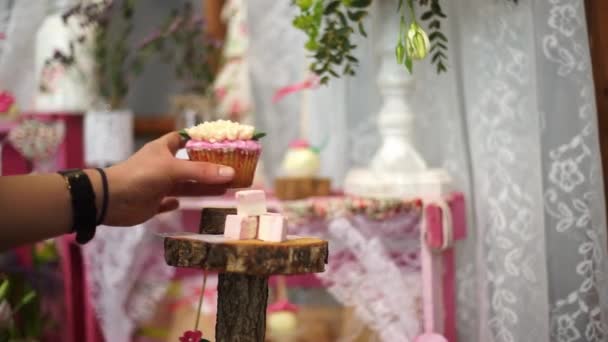 La fille met le cupcake à la barre. Beau décor . — Video