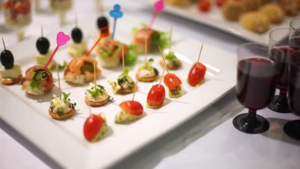 Catering. Mesa decorada, salmão de kanape polvilhado com sementes de gergelim, recheado com queijo-2 — Vídeo de Stock