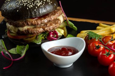 Siyah Çift Kişilik hamburger jalapeno biber ile sığır eti yapılır. Bir beyaz sos domates sosu.