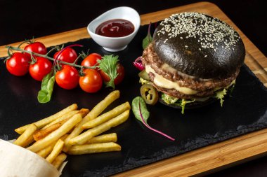 Siyah Çift Kişilik hamburger jalapeno biber, peynir ve sebze-3 ile sığır eti yapılır