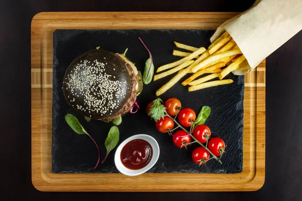 Siyah Çift Kişilik hamburger jalapeno biber, peynir ve sebze ile sığır eti yapılır. Üstten Görünüm.