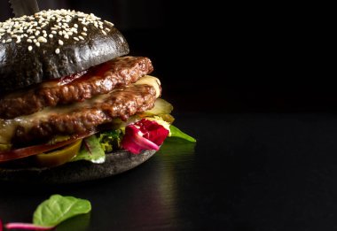 Siyah Çift Kişilik hamburger jalapeno biber ile sığır eti yapılır. Büyük yakın çekim.