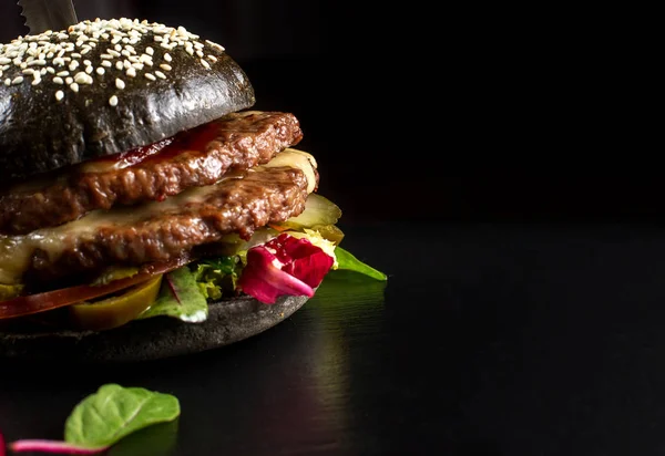 Siyah Çift Kişilik hamburger jalapeno biber ile sığır eti yapılır. Büyük yakın çekim.