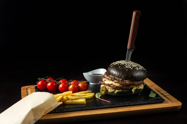 Hamburguesa doble negra hecha de carne de res con chile jalapeño, queso y verduras-4 — Foto de Stock