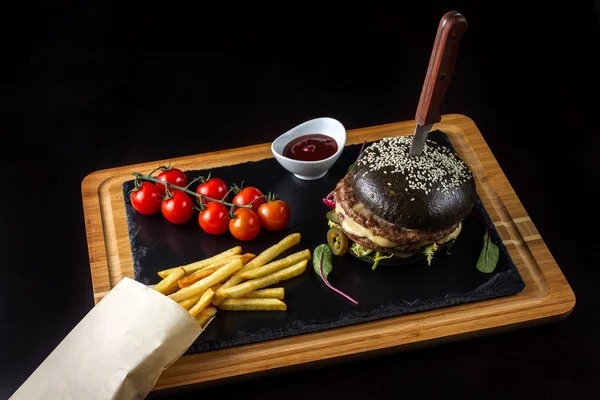 Hamburguesa doble negra hecha de carne de res con chile jalapeño, queso y verduras-5 — Foto de Stock