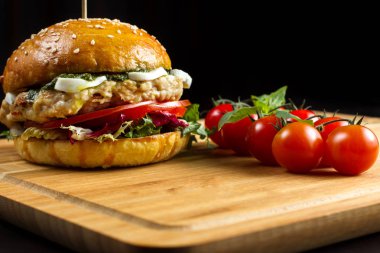 Bir bambu çizgi üzerinde Peynirli hamburger.