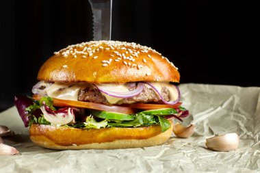 Hamburger sarımsak ile kraft kağıt üzerinde mi.