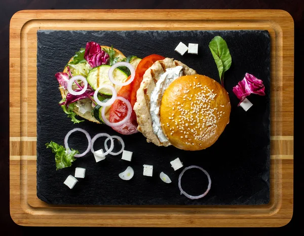 Açık hamburger kayrak taş üzerinde yatıyor.