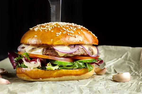 Hamburger sarımsak ile kraft kağıt üzerinde mi.