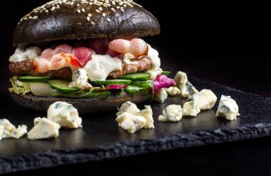 Siyah hamburger dor-blu ile sığır eti yapılır.