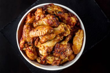 Bir kova tavuk budu.