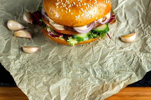 Hamburguesa con ajo en papel kraft . — Foto de Stock