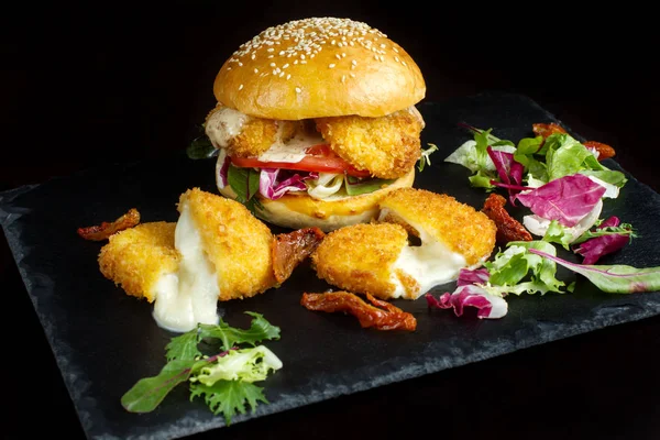 Hamburguesa con palitos de queso . — Foto de Stock