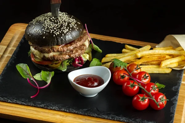 Siyah Çift Kişilik hamburger jalapeno biber ile sığır eti yapılır. Bir beyaz sos domates sosu.