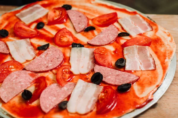 Levné, nekvalitní pizza. — Stock fotografie
