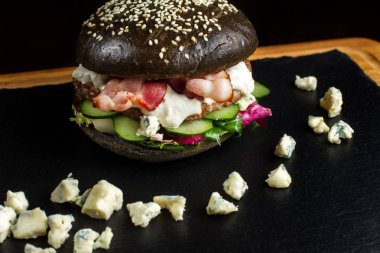 Siyah hamburger dor-blu-3 ile sığır eti yapılır