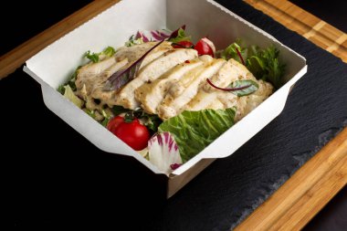 Bir kağıt kutusu Tavuk salatası