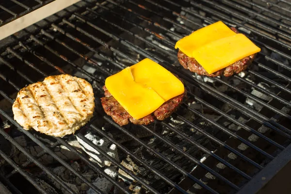 Kött kotlett från marken kött på grillen, osten smälter på toppen. — Stockfoto