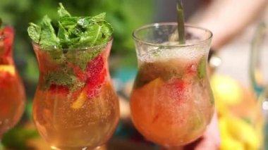 Limonata bir kaşık ile hareket ediyor..