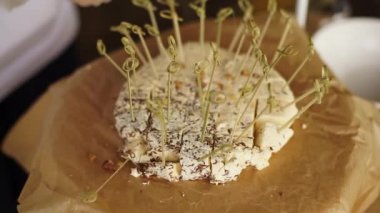 Peynir ile ceviz serpilir.