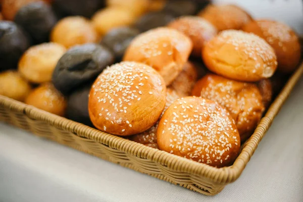 Facile fatto in casa Hamburger Buns con semi di sesamo . — Foto Stock