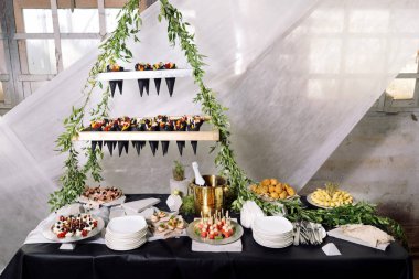 Catering, şampanya, meyve, çerez bir düğün tablo.