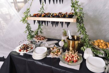 Catering, şampanya, meyve, çerez bir düğün tablo.