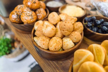 Güzel bir ahşap Kupası ev yapımı çörekler.