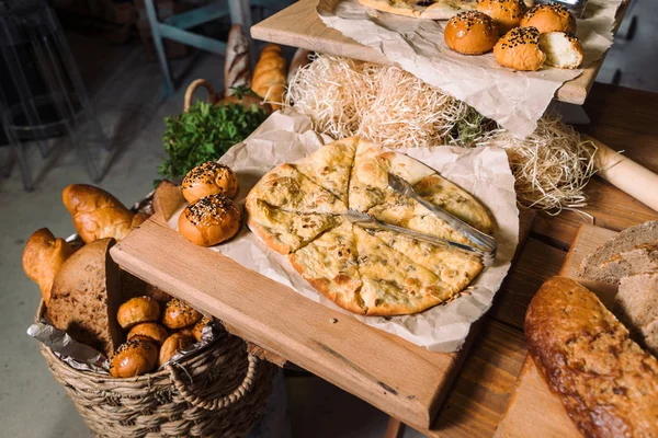 Tavolo in legno con diversi tipi di pane . — Foto Stock