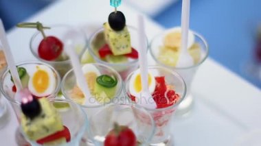 Canap, ıspanak, peynir, soğan, maydanoz ve Bıldırcın yumurta çeşitli gözlüklü. Sağlıklı vejetaryen kahvaltı kavramı.