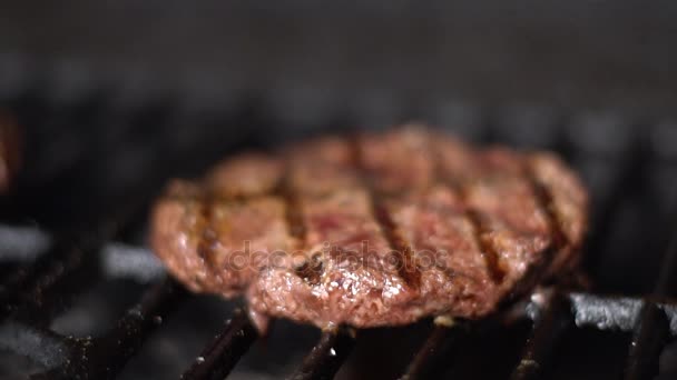 Costeletas de carne picada assada na grelha . — Vídeo de Stock