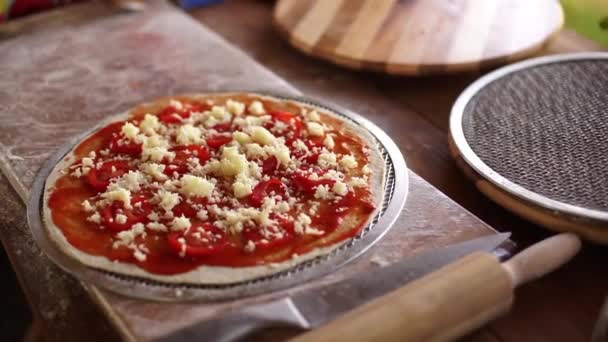 Італійська піца з сиром, підготовлені для випічки. — стокове відео