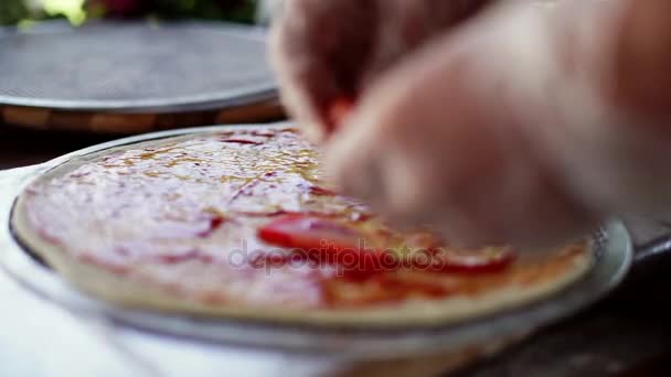 Haciendo pizza. Bombea el tomate . — Vídeos de Stock