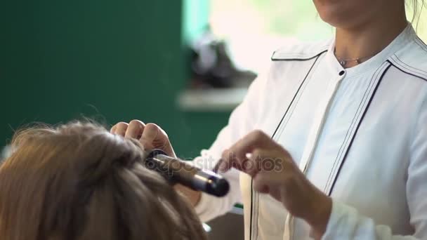 Vacker brunett ung kvinna på frisörsalong. — Stockvideo