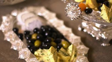 Bir gümüş tepside peynir.