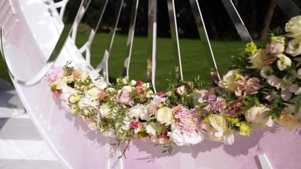 Konstgjord blomma bukett dekor i bröllopsceremonin med oskärpa ljus bakgrund-3. — Stockvideo