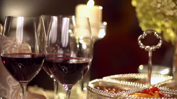I bicchieri sono la sera sul tavolo del ristorante . — Video Stock