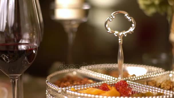 De glazen zijn 's avonds op tafel in het restaurant-2. — Stockvideo