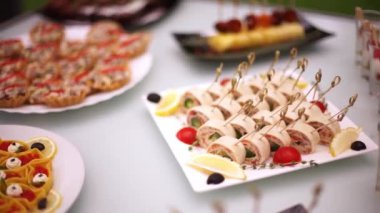 Lezzetleri, mezeler, tatlılar ziyafette. Büfe, et lokantası. Otelin bünyesindeki restoran-4