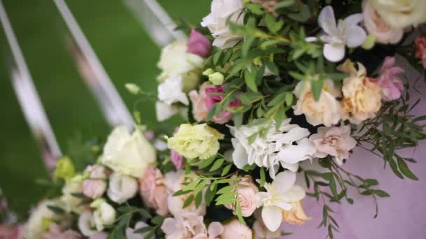 Décor de bouquet de fleurs artificielles dans la cérémonie de mariage avec fond de lumière floue .