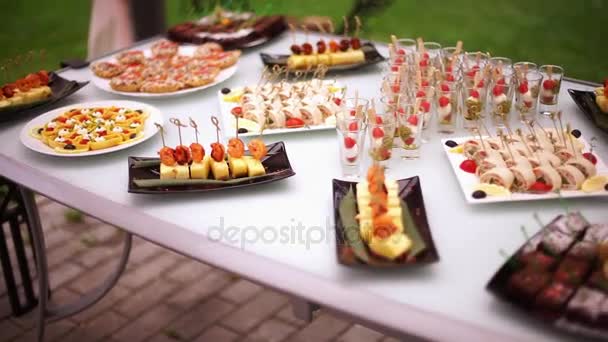 Délices, apéritifs, desserts au Banquet. Buffet, service traiteur. Restaurant sur place-3 — Video
