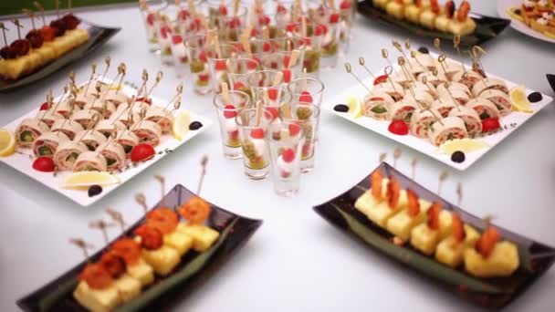 Delicias, aperitivos, postres en el banquete. Buffet, servicio de catering. En el sitio restaurante-2 — Vídeo de stock