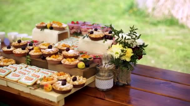 Bolos com frutas e biscoitos . — Vídeo de Stock