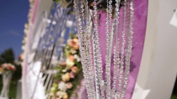 Decoración de ramo de flores artificiales en la ceremonia de la boda con fondo claro borroso-6 — Vídeos de Stock