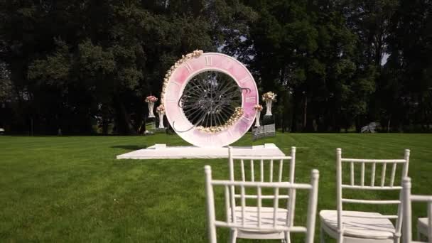 Decoração de buquê de flores artificiais na cerimônia de casamento com fundo de luz de borrão-4 — Vídeo de Stock