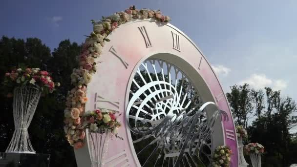 Decoración de ramo de flores artificiales en la ceremonia de la boda con fondo claro borroso . — Vídeo de stock